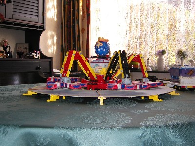 Ook de trappen en schijnwerpers zijn weg.