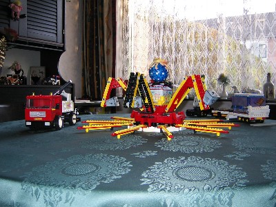 Langzaam worden ookj de liggers in de truck gelegd.