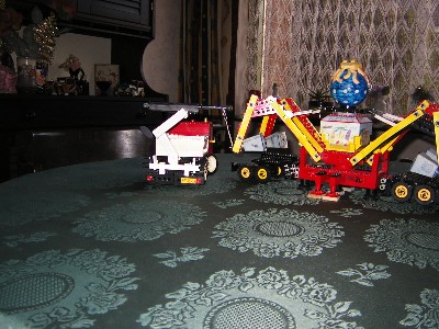 Aan de onderwagen gehangen.