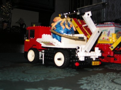 Om via een speciale beugel op de truck gelegd te worden.